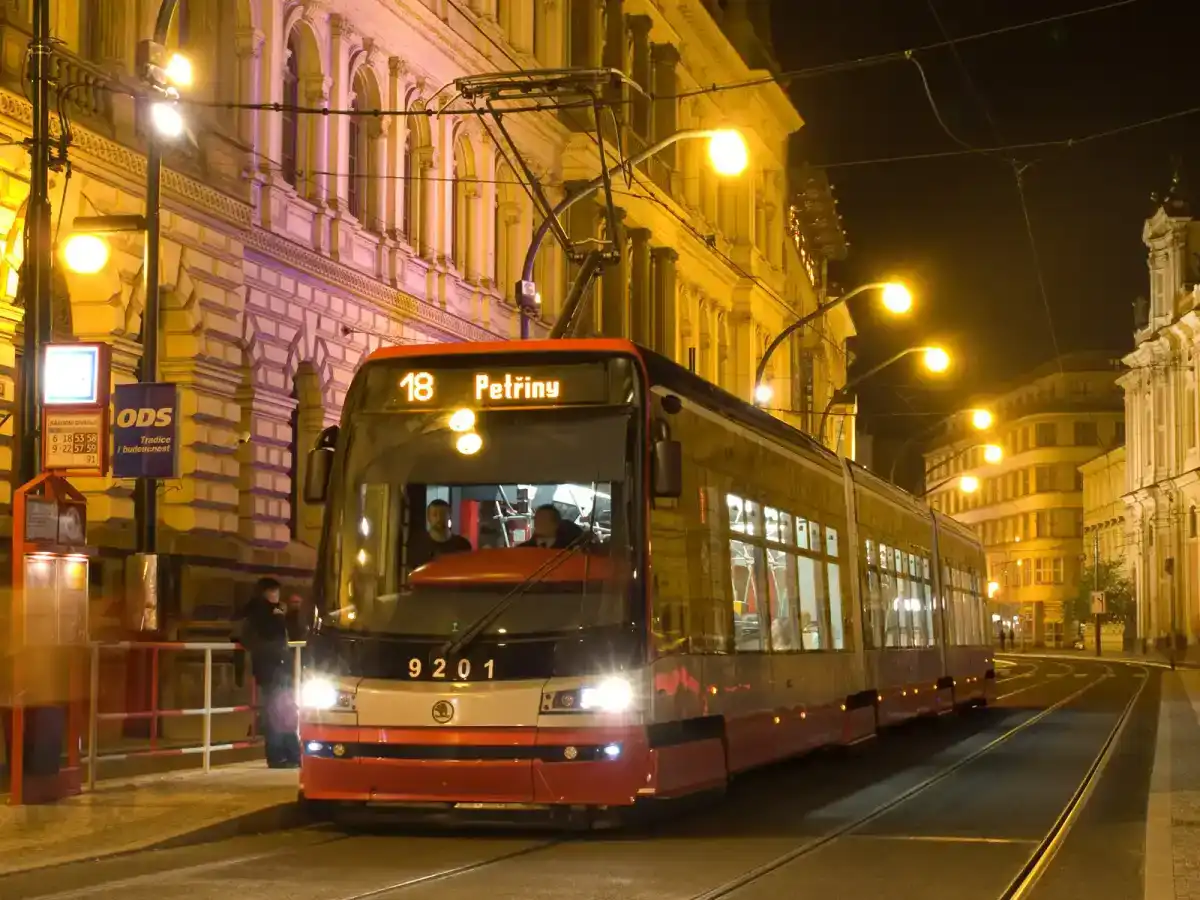 Škoda 15T Straßenbahn in Prag